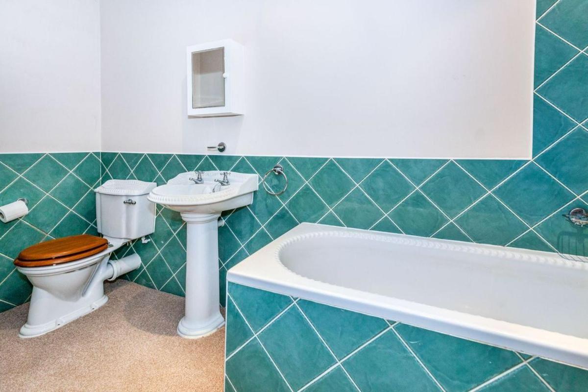 Old Slade Cottage - Train To London 30Mins, Heathrow 15Mins Away,Free Parking - En-Suit Rooms West Drayton  ภายนอก รูปภาพ